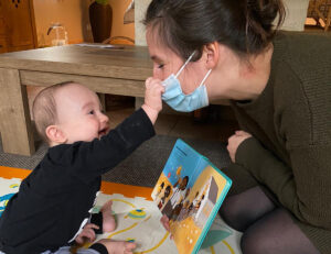 Port du masque imposé aux professionnel(le)s s’occupant de bébés et jeunes enfants